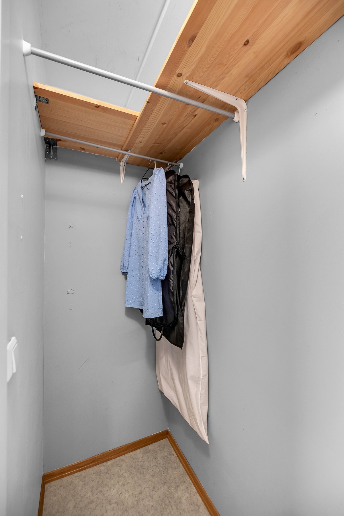 Praktisk innvendig bod/walk-in closet i tilknytning til hovedsoverommet. Galleribilde