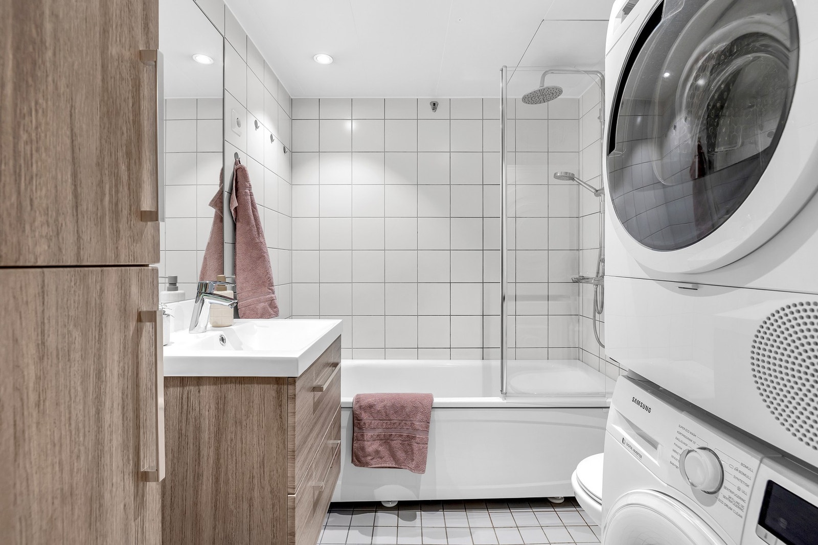 Pent flislagt bad med opplegg for vaskemaskin/tørketrommel. Galleribilde