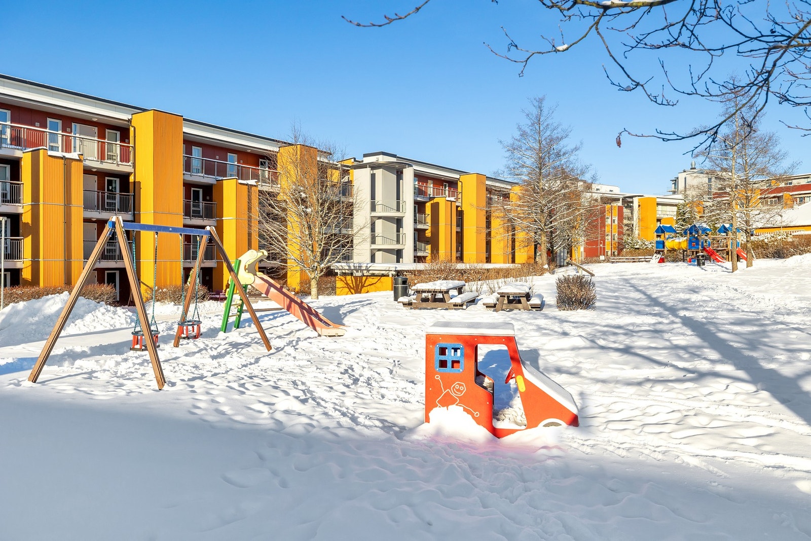 Det er lekeplass for store og små i borettslaget. Galleribilde