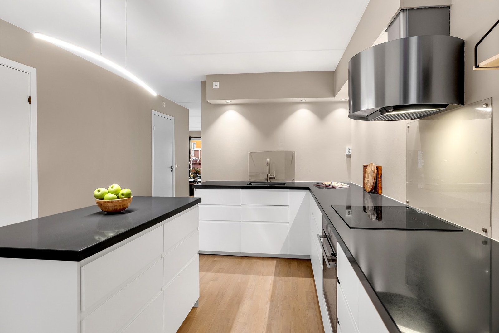 Kjøkkenet er av god størrelse og har godt med skap- og benkeplass. Galleribilde