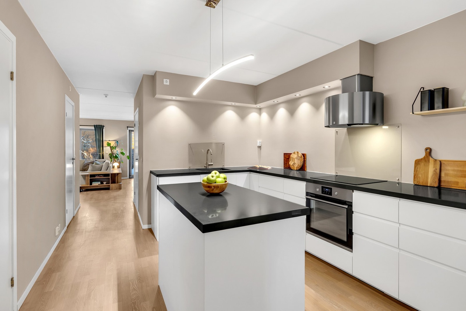 Separat og stort kjøkken. Galleribilde