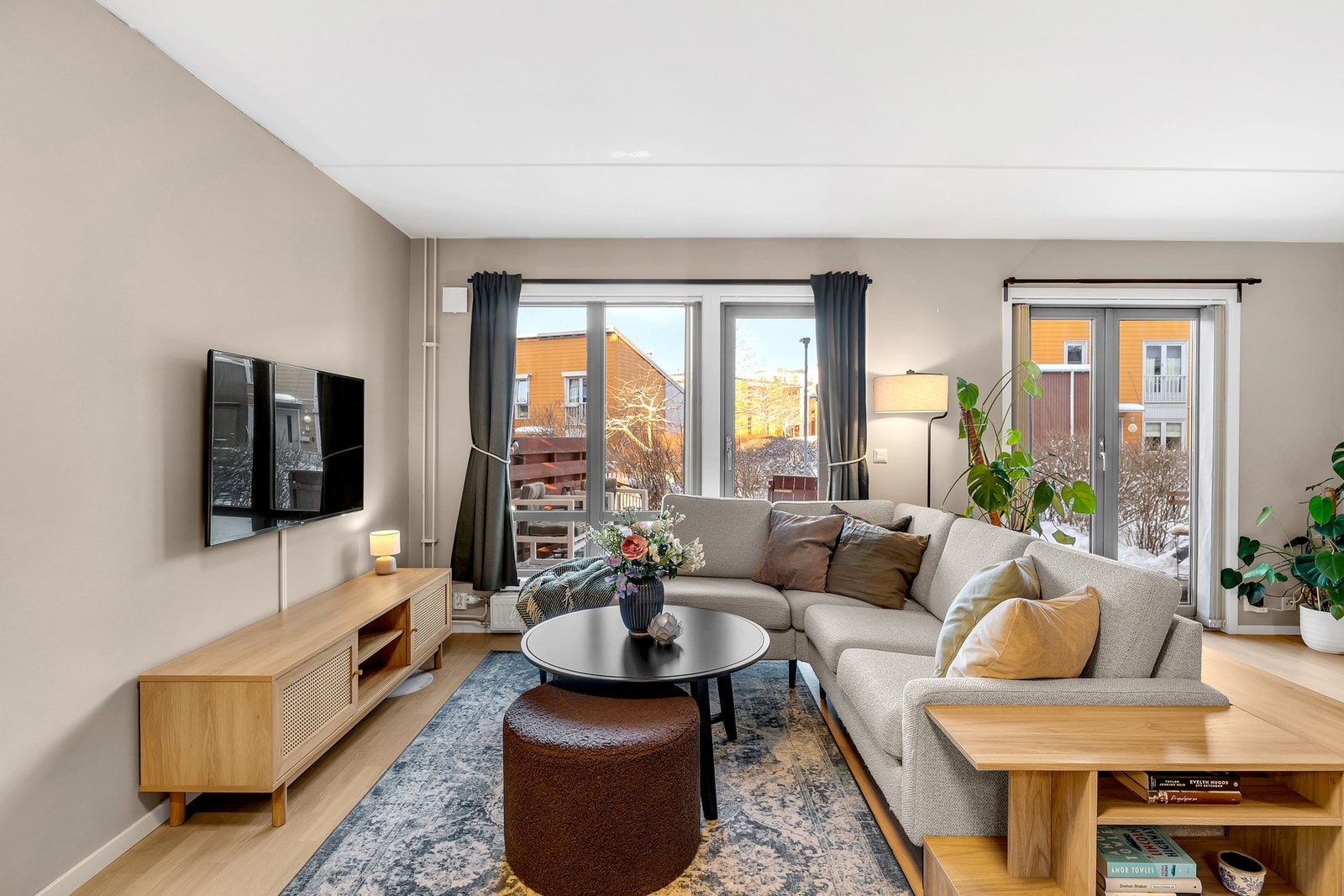 Lys og romslig stue med store vinduer som slipper inn rikelig med naturlig lys. Galleribilde