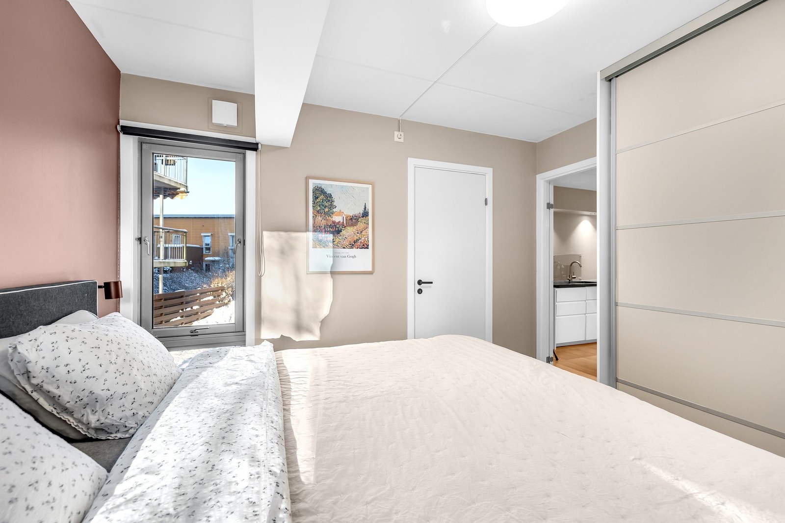 Hovedsoverommet er av god størrelse med rikelig plass til dobbeltseng, nattbord og skyvedørsgarderobe. Galleribilde