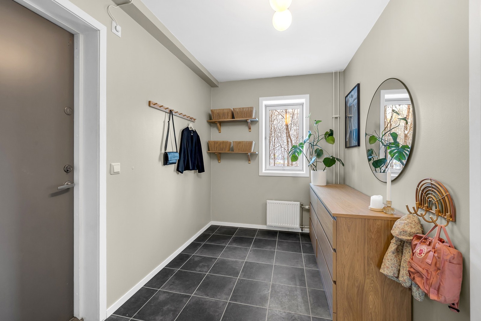 Boligen har en romslig og praktisk gang med god plass til oppbevaring av klær og sko. Galleribilde