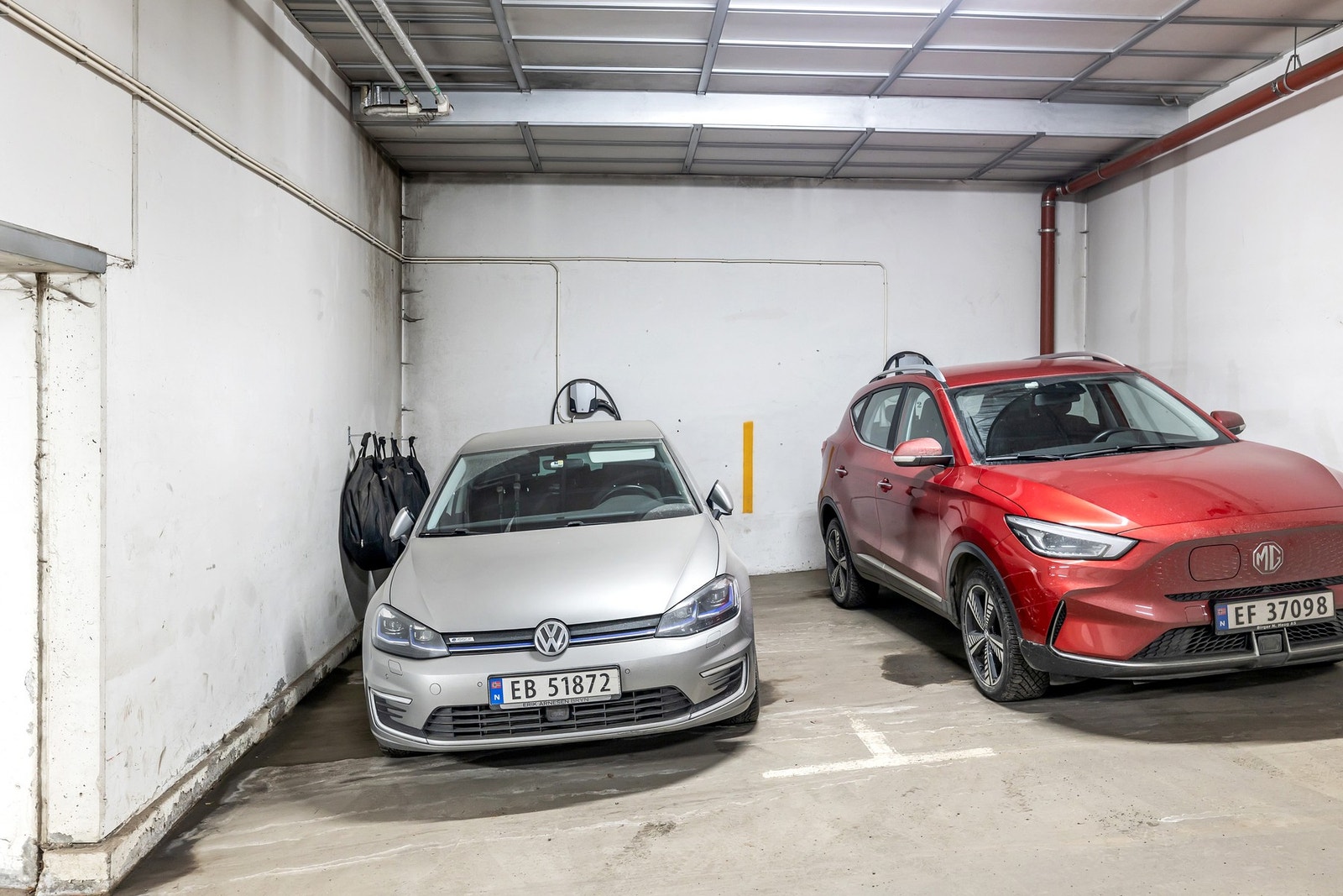 Boligen har egen parkeringsplass i felles garasjeanlegg. Galleribilde