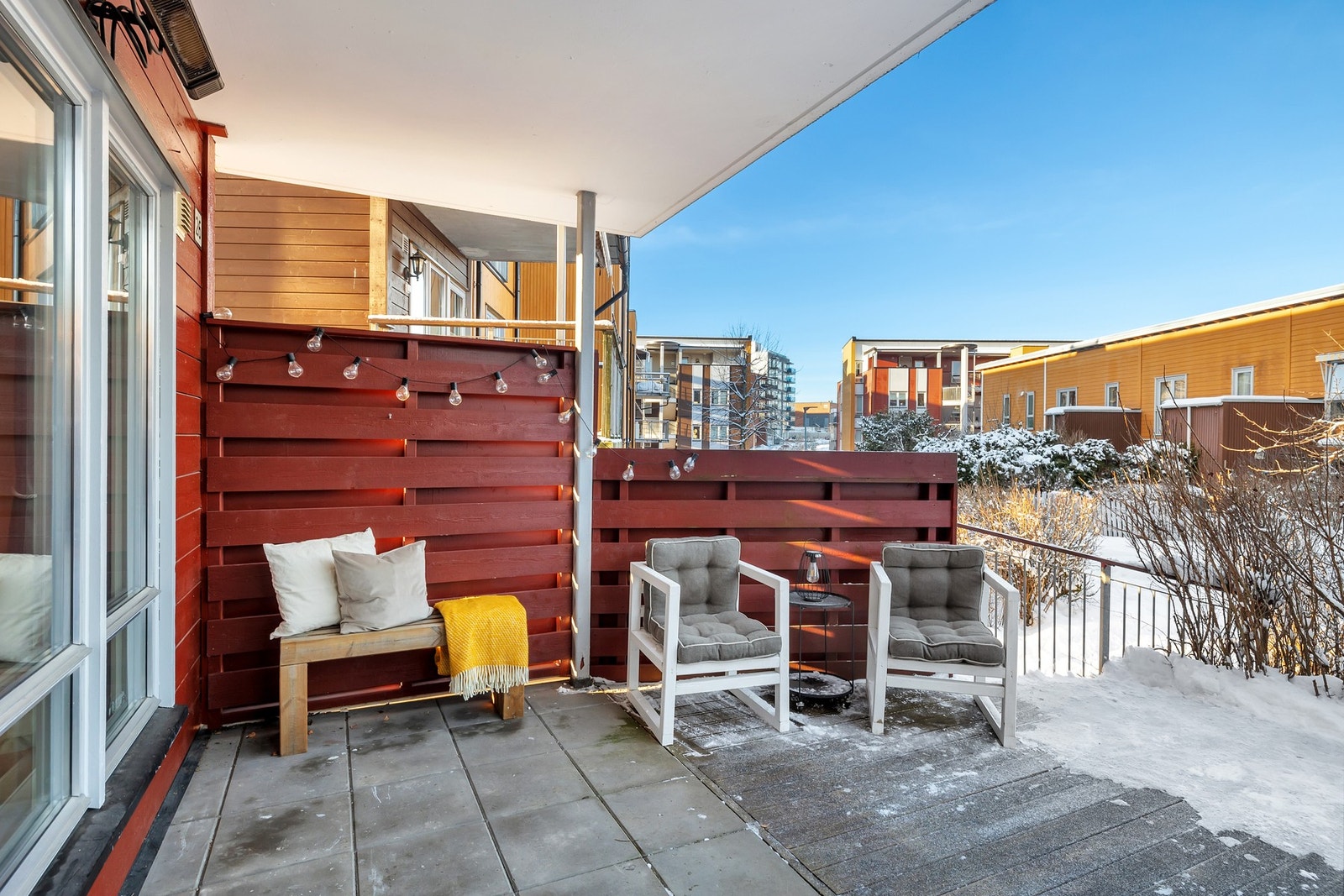 Markterrassen ligger på bakkeplan og gir enkel adkomst samt en naturlig overgang mellom inne- og uterom. Galleribilde