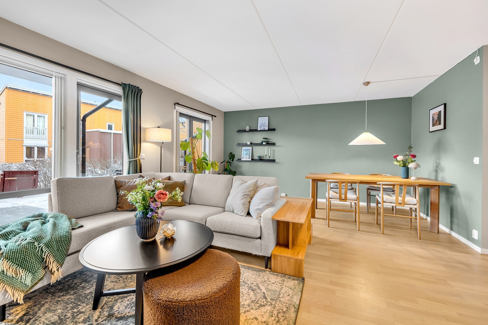 Stuen er av god størrelse med god plass til både sofa med tilhørende møblement og spisebord. Galleribilde