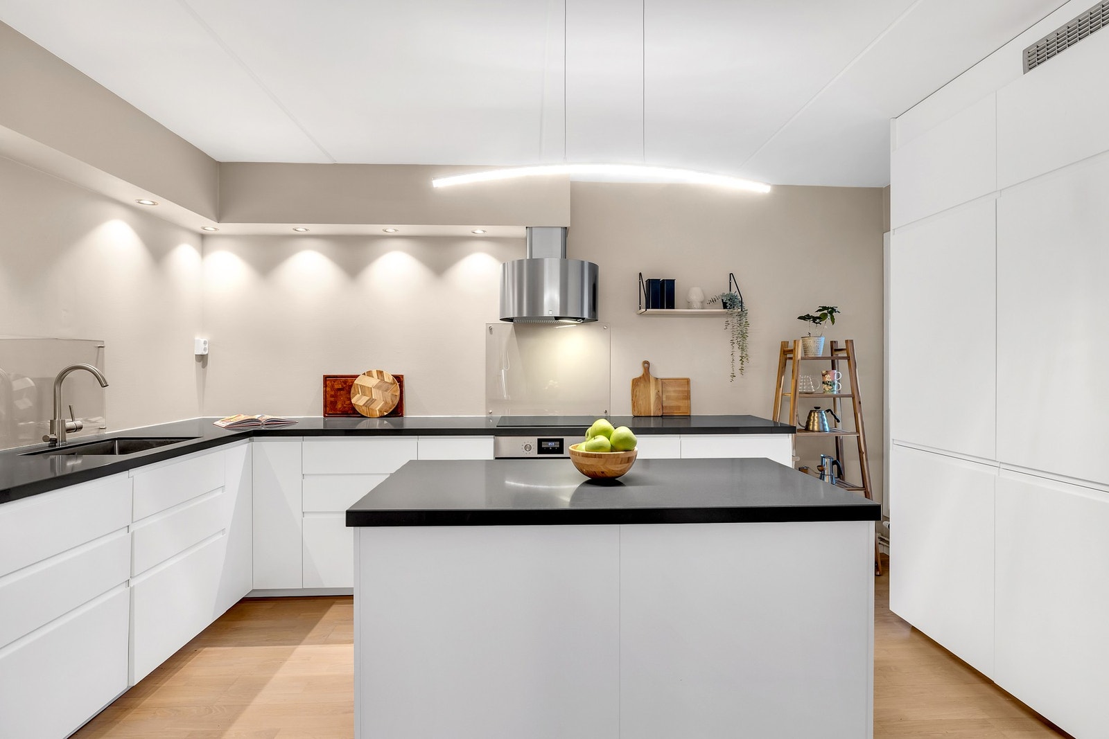 Praktisk kjøkkenøy som gir både ekstra arbeidsflate og en naturlig samlingsplass. Galleribilde