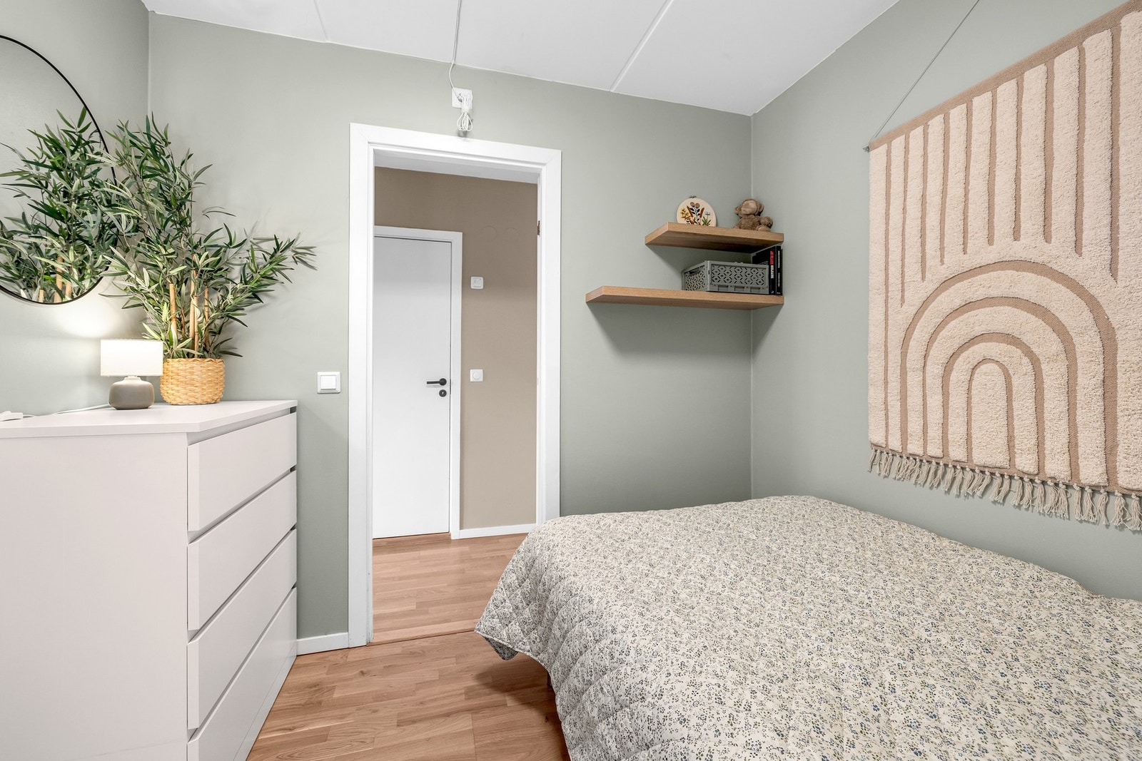 Rommet er malt i en delikat og moderne farge. Galleribilde