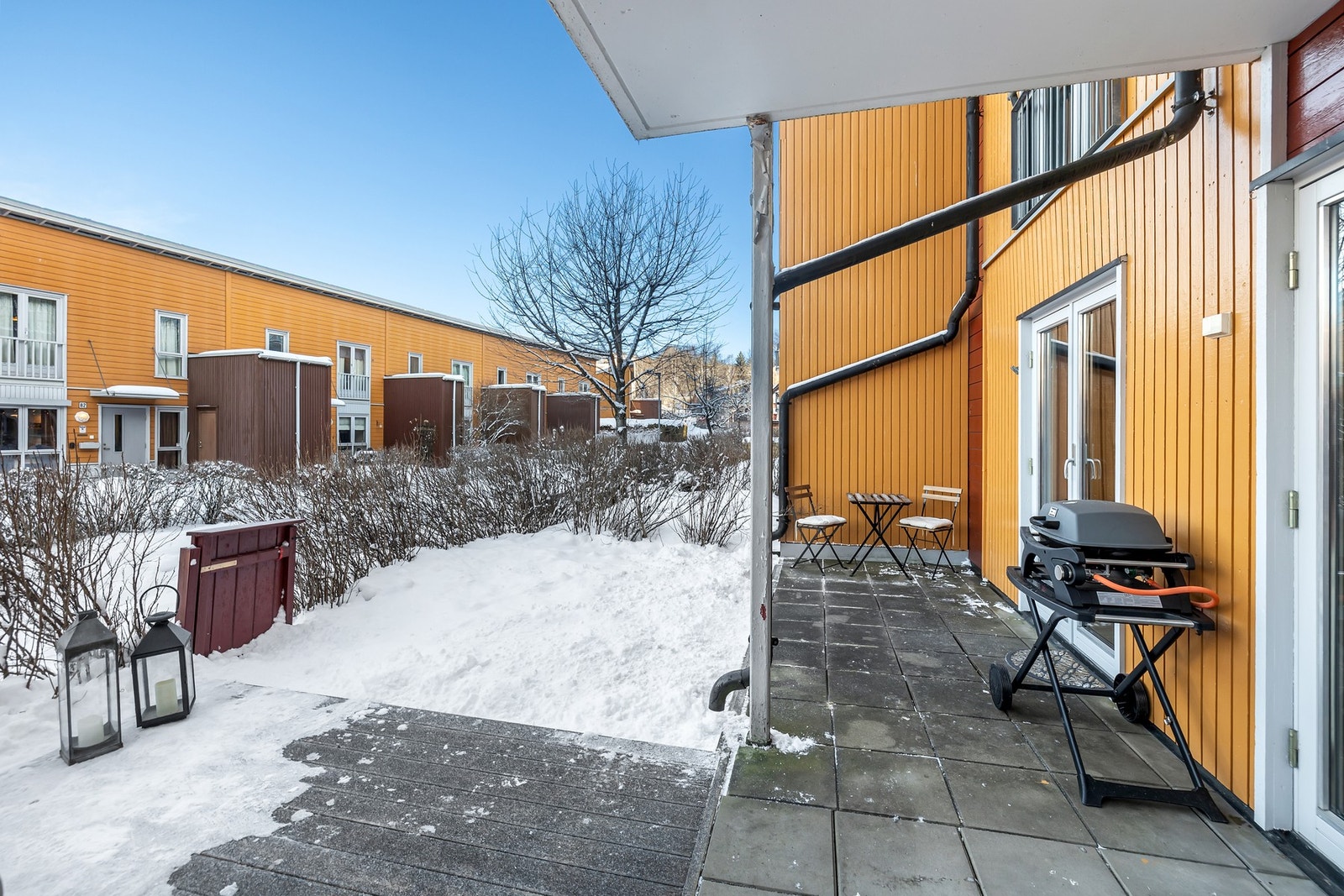 Det er montert stikkontakt og stråleovn på vegg. Galleribilde