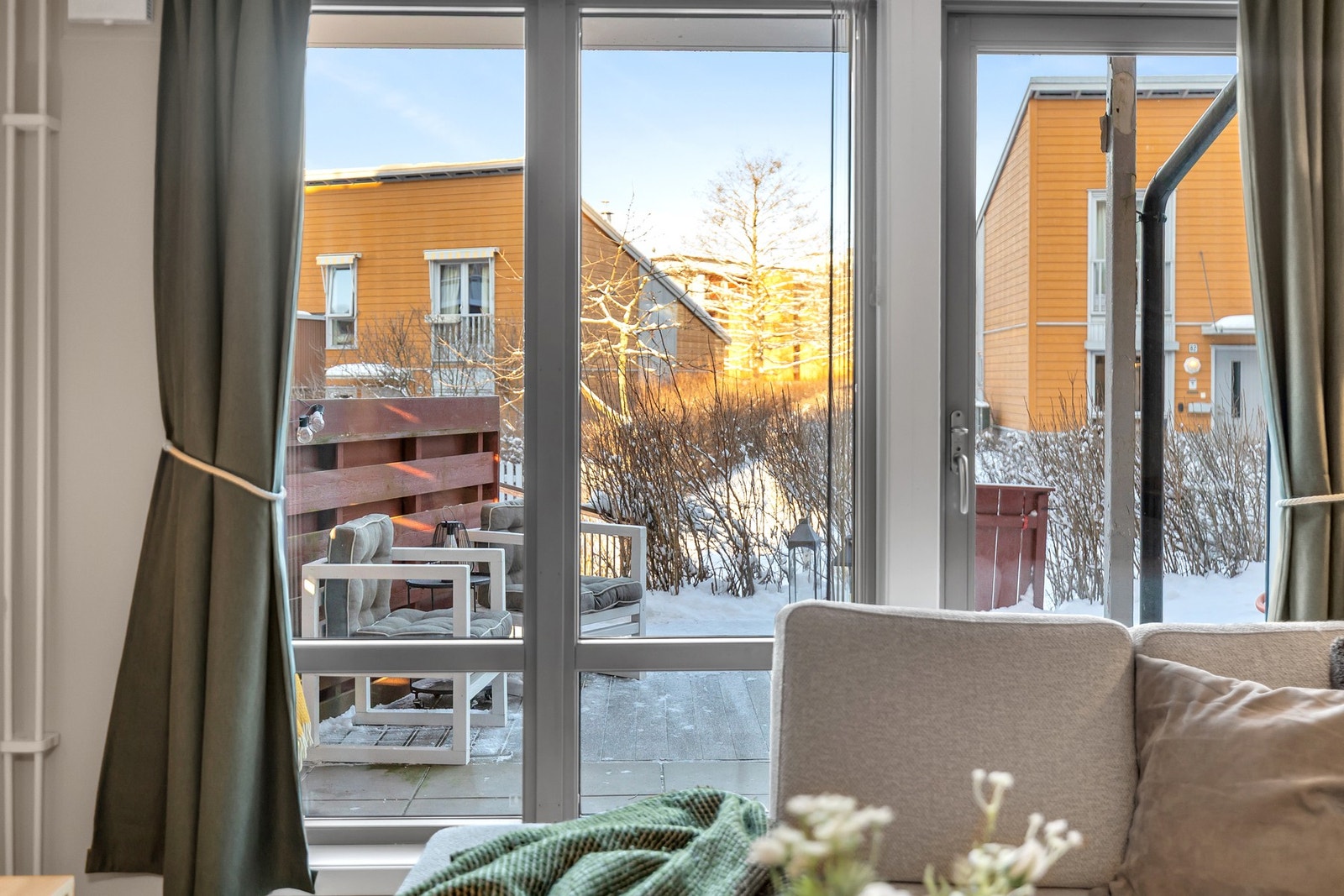 Fra stuen er det utgang til en herlig markterrasse og hageflekk. Galleribilde