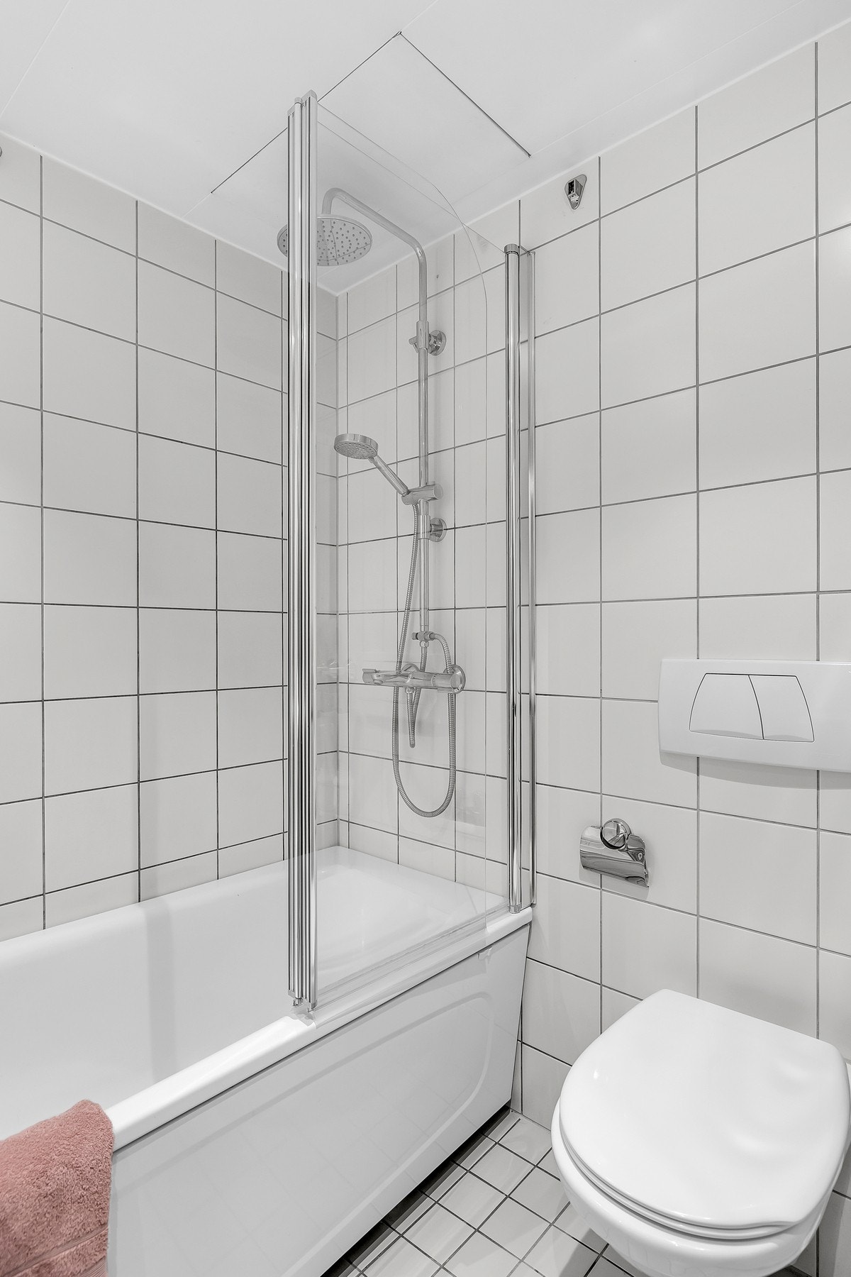 Kombinasjonen av badekar og dusjmulighet gjør badet både komfortabelt og fleksibelt for hele husstanden. Galleribilde