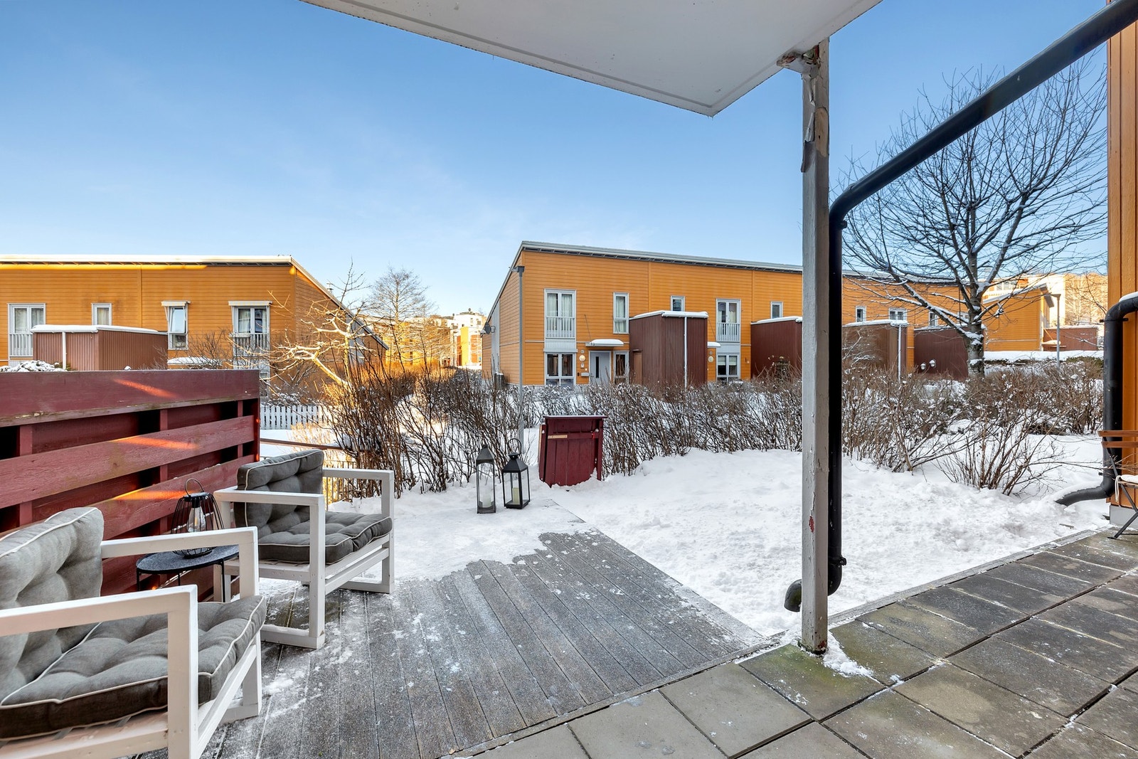 Her får du en hyggelig forlengelse av stuen, med plass til både sittegruppe, grill og spisebord Galleribilde