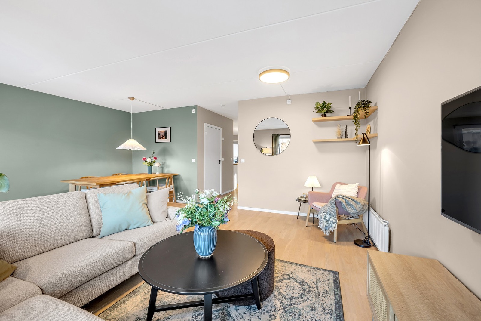 Stuen er boligens naturlige samlingspunkt - Et lyst og innbydende rom med en harmonisk atmosfære. Galleribilde