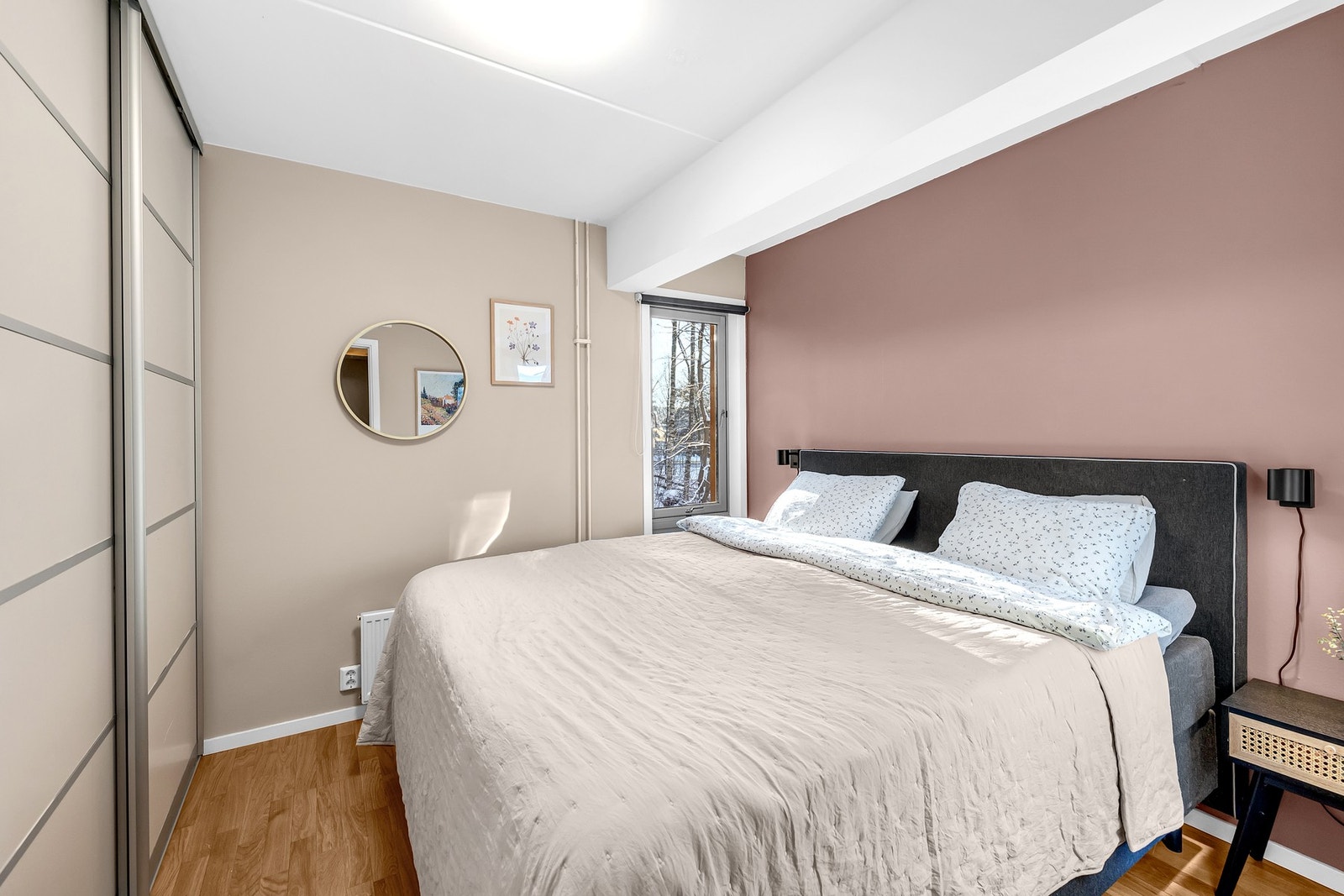 Rommet oppleves lyst og luftig, med fine fargevalg en rolig atmosfære som legger til rette for hvile og komfort. Galleribilde