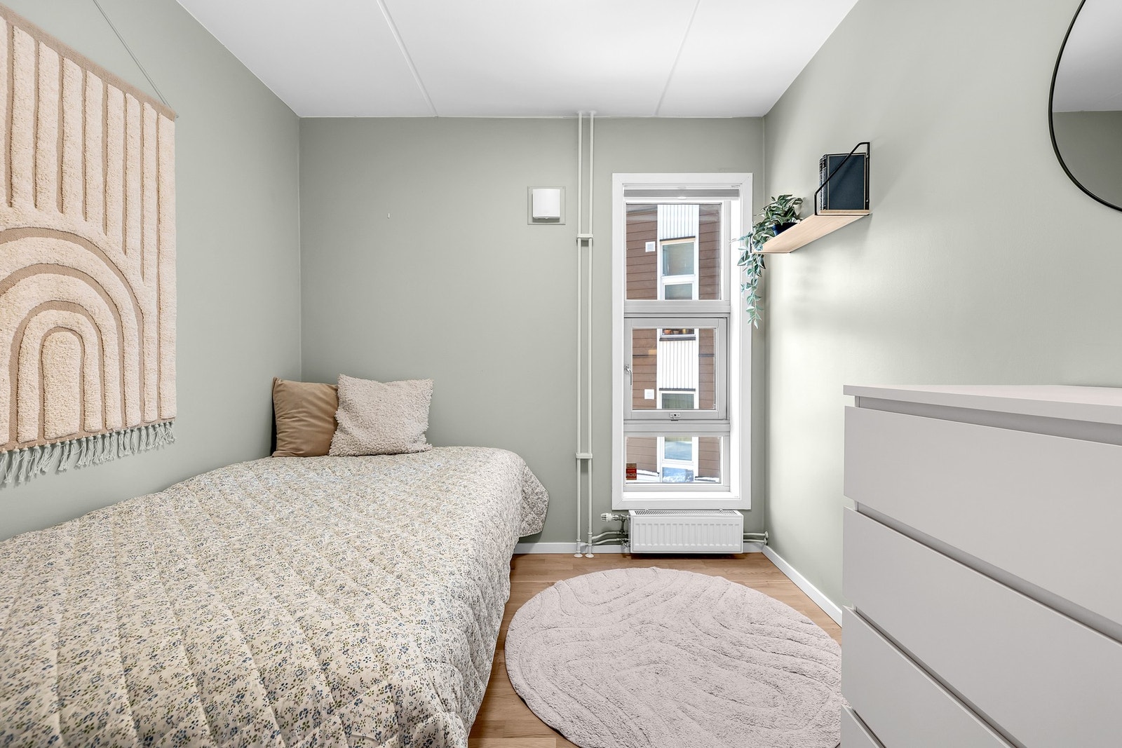 Soverom nr.3 er lyst og romslig med plass til seng, nattbord og garderobeløsning. Galleribilde