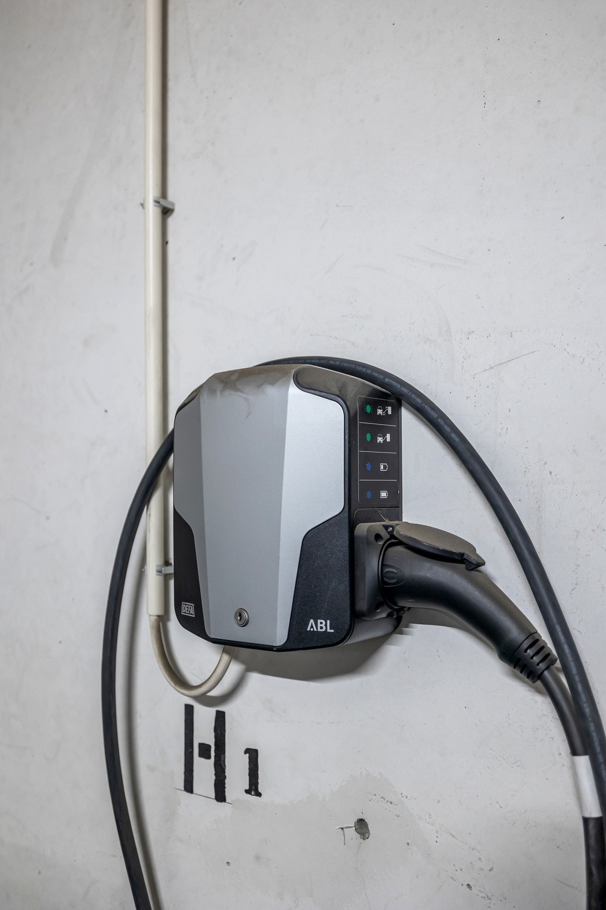 Det er montert el-bil lader på plassen. Galleribilde