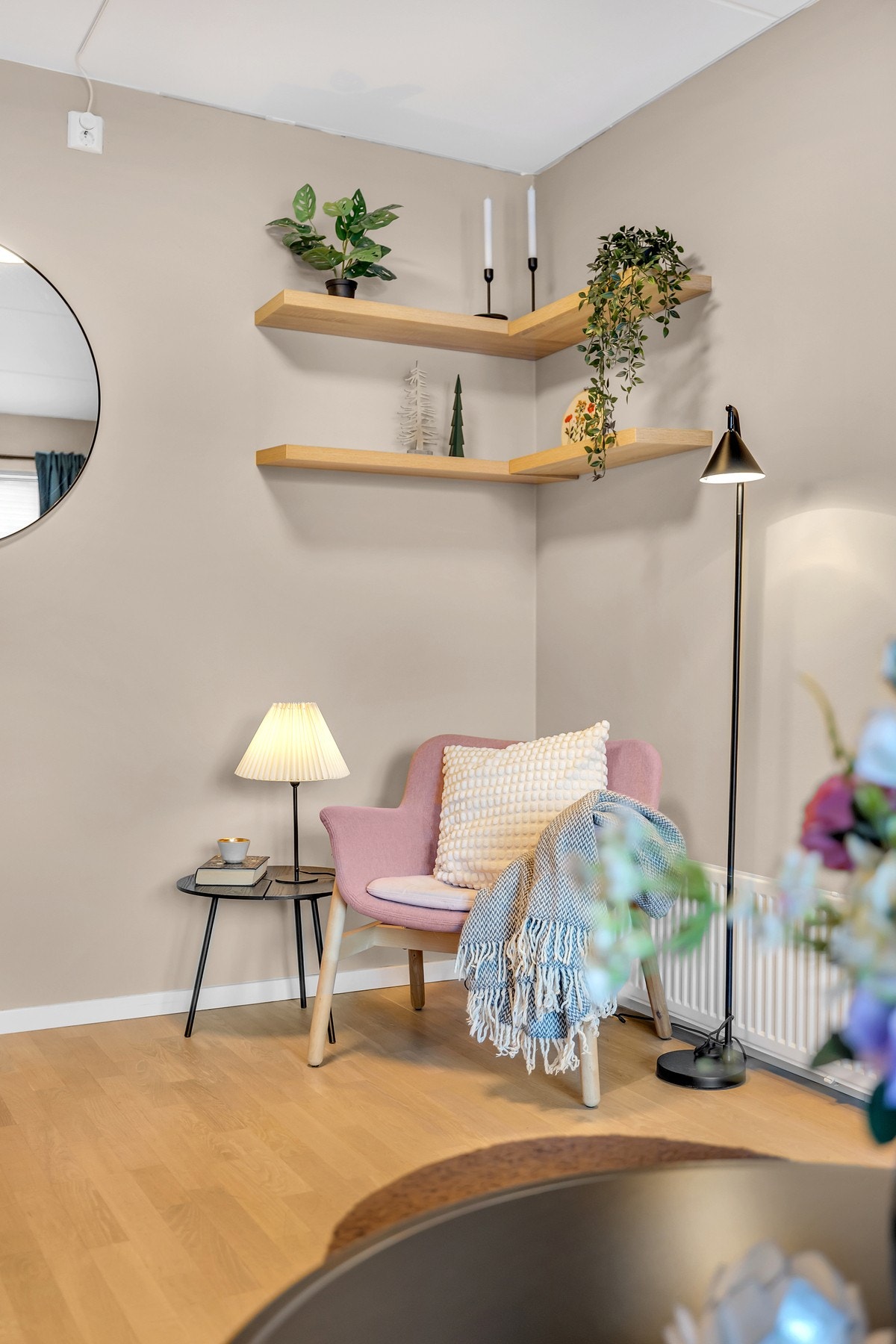 Boligen byr også på en koselig lesekrok - Et lunt og innbydende hjørne som skaper en naturlig plass for ro og avslapning. Galleribilde