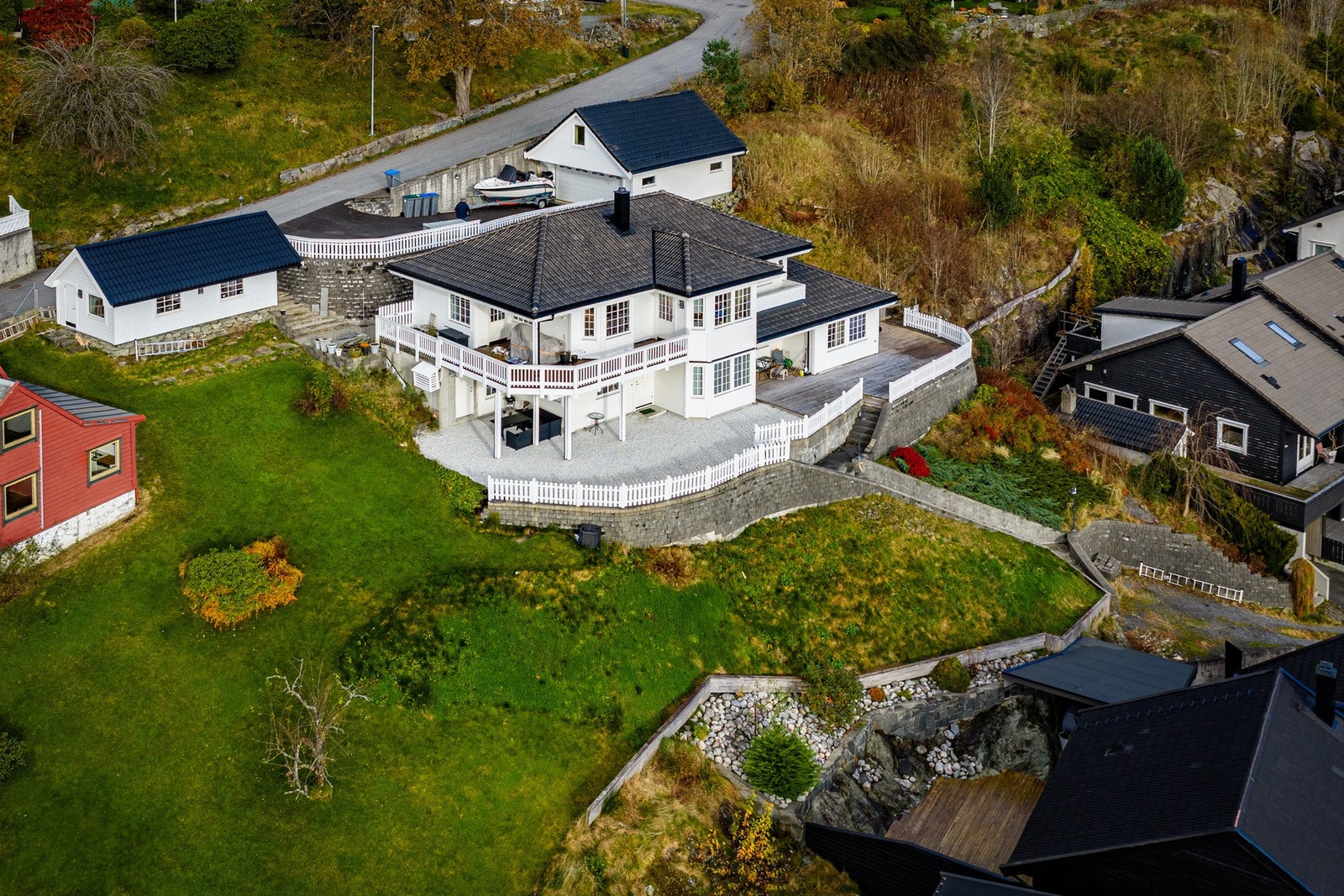 Utleieleiligheten ligger i underetasjen og har parkering ned trappen på nedsiden av tomten Galleribilde