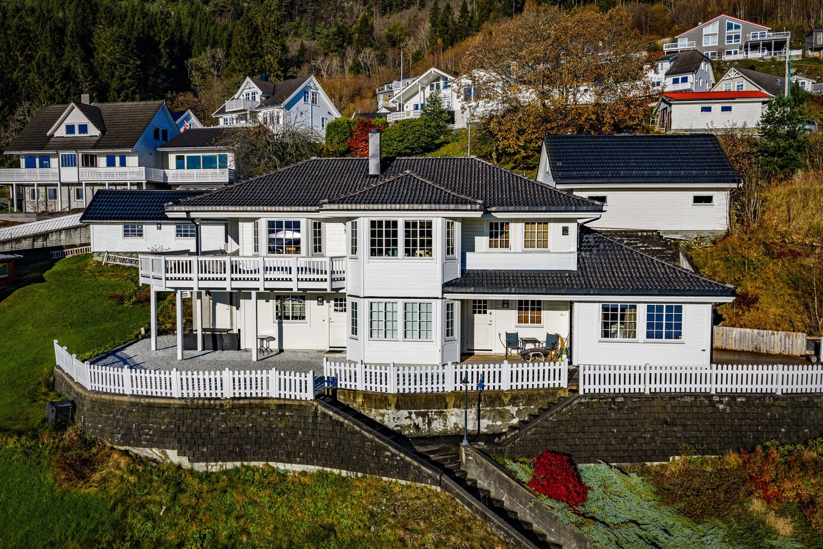 Tak og kledning fremstår som godt vedlikeholdt og i god stand. Klimaforholdene måles som stabile og god luftkvalitet. Ventilasjonen ble rengjort i 2025 Galleribilde