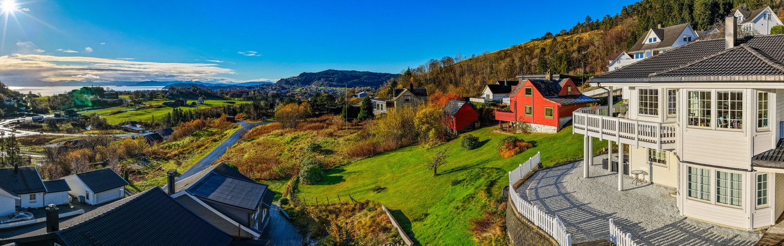 Fantastisk utsikt ut mot Bjørnafjorden. Her er du minutter unna fjelltur opp Borgafjellet eller ned til barnehagen og barneskolen Galleribilde