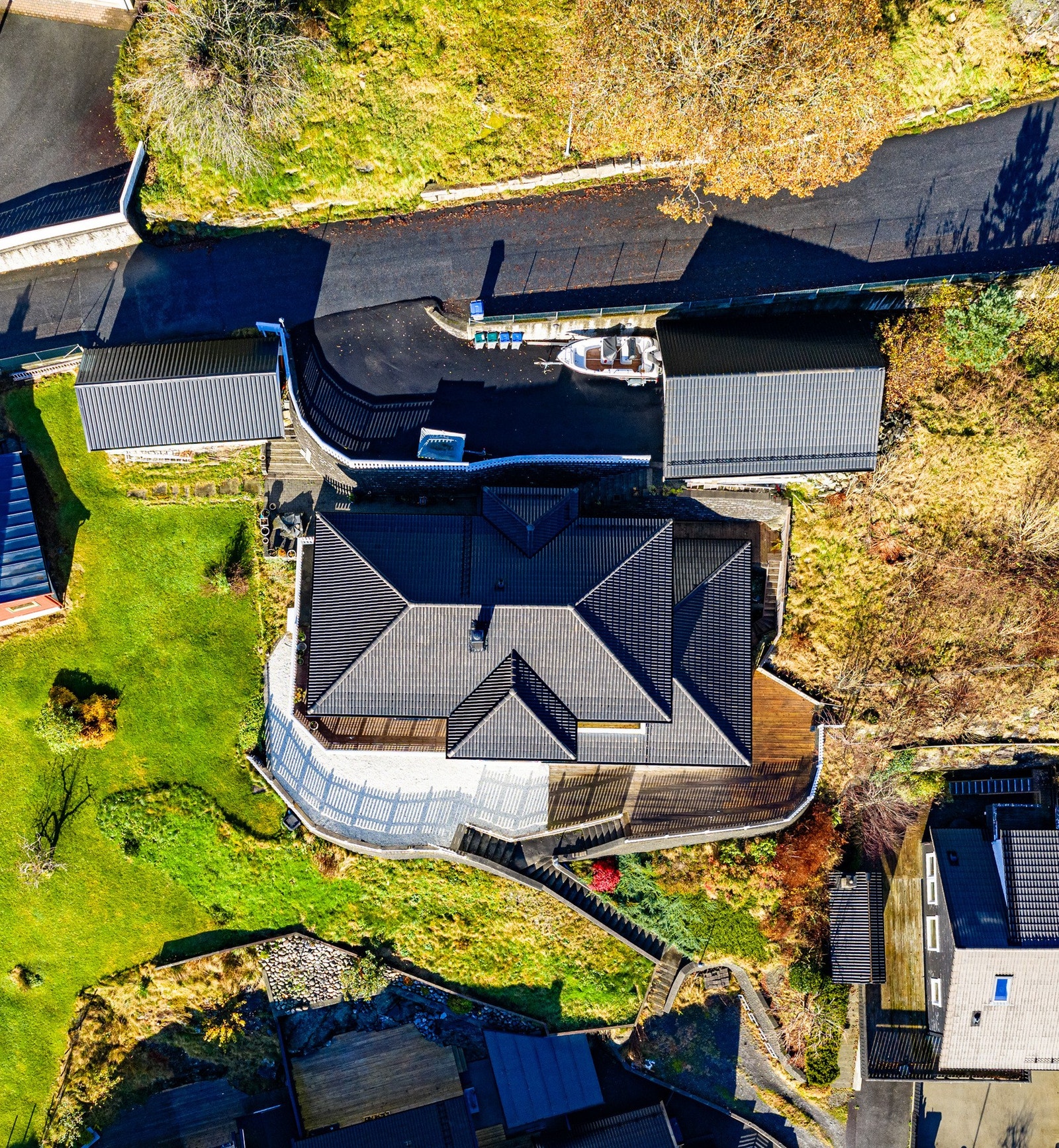 Tomten måler 1 134 kvm. Her er det gode parkeringsmuligheter i garasje og på biloppstillingsplass. Garasjen har et uinnredet loft med stort potensiale Galleribilde