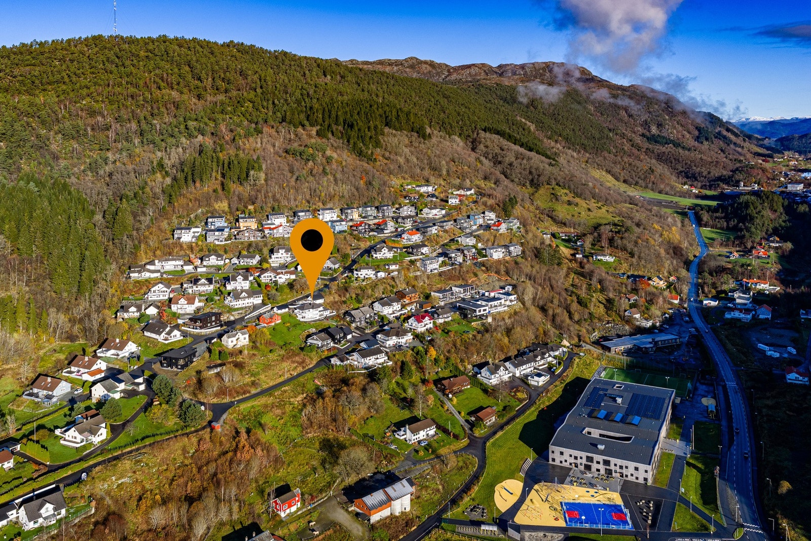 Fra Nordmarka finner en Knutabruo som tar deg videre til Hesteløypen. Knutabruo er en hengebru på ca. 50 meter som henger 14-15 meter over Oselvo. Galleribilde