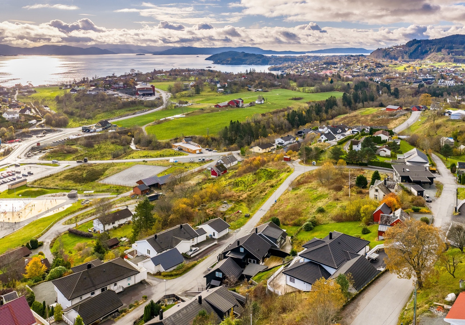 Det er mange flotte turstier i nærheten. Kyststien Strandvegen er f.eks. en enkel fottur på 3.5 km Galleribilde