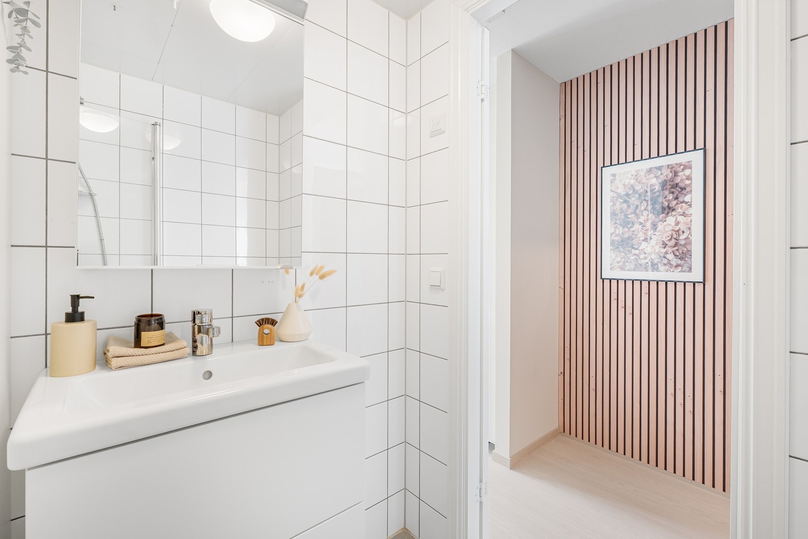 - Badet inneholder vegghengt toalett, helstøpt servant, skuffer under servant med slette fronter og dusjnisje - Galleribilde