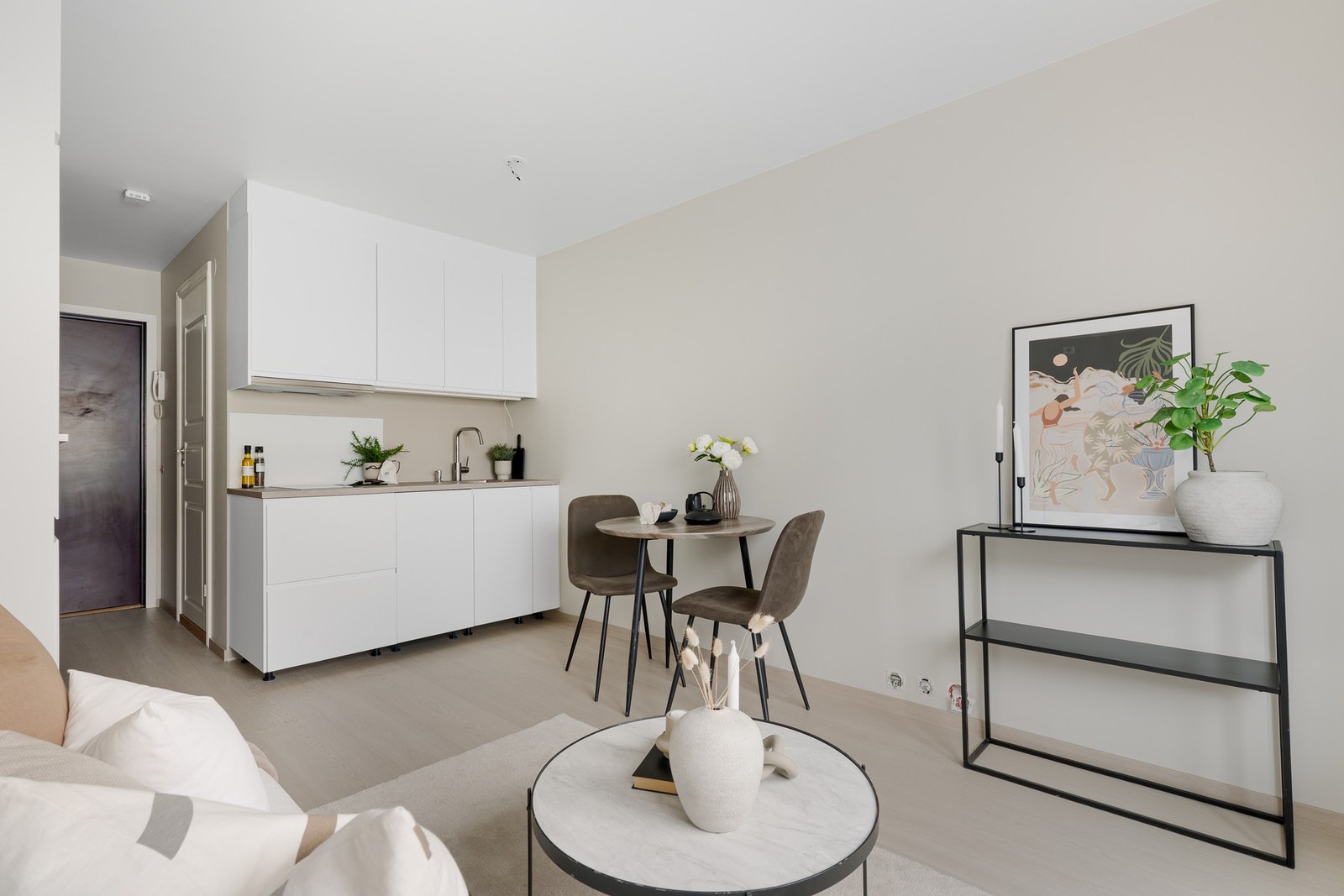 - Det er integrerte hvitevarer, herunder oppvaskmaskin, stekeovn, micro, platetopp og kjøleskap m/frys - Galleribilde