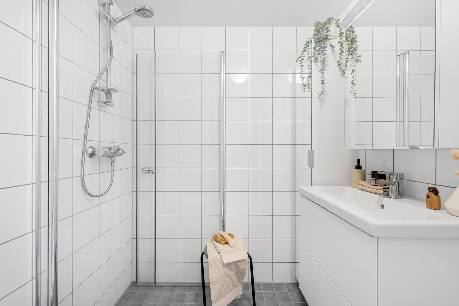 - Flislagt bad/vaskerom med varme i gulv og rør-i-rør system - Galleribilde