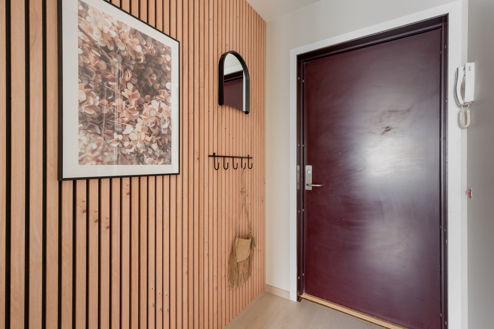 - Det første du møter er en innbydende entré med spilevegg og plass til oppheng eller garderobeskap - Galleribilde