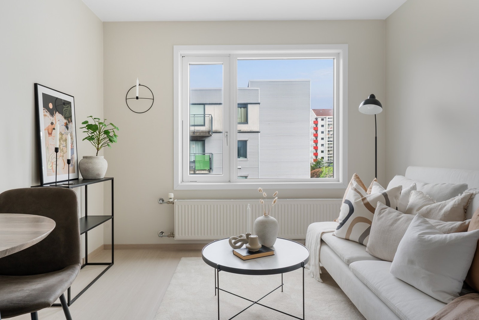 - I stuen er det plass til bla. sovesofa og spisebord - Galleribilde