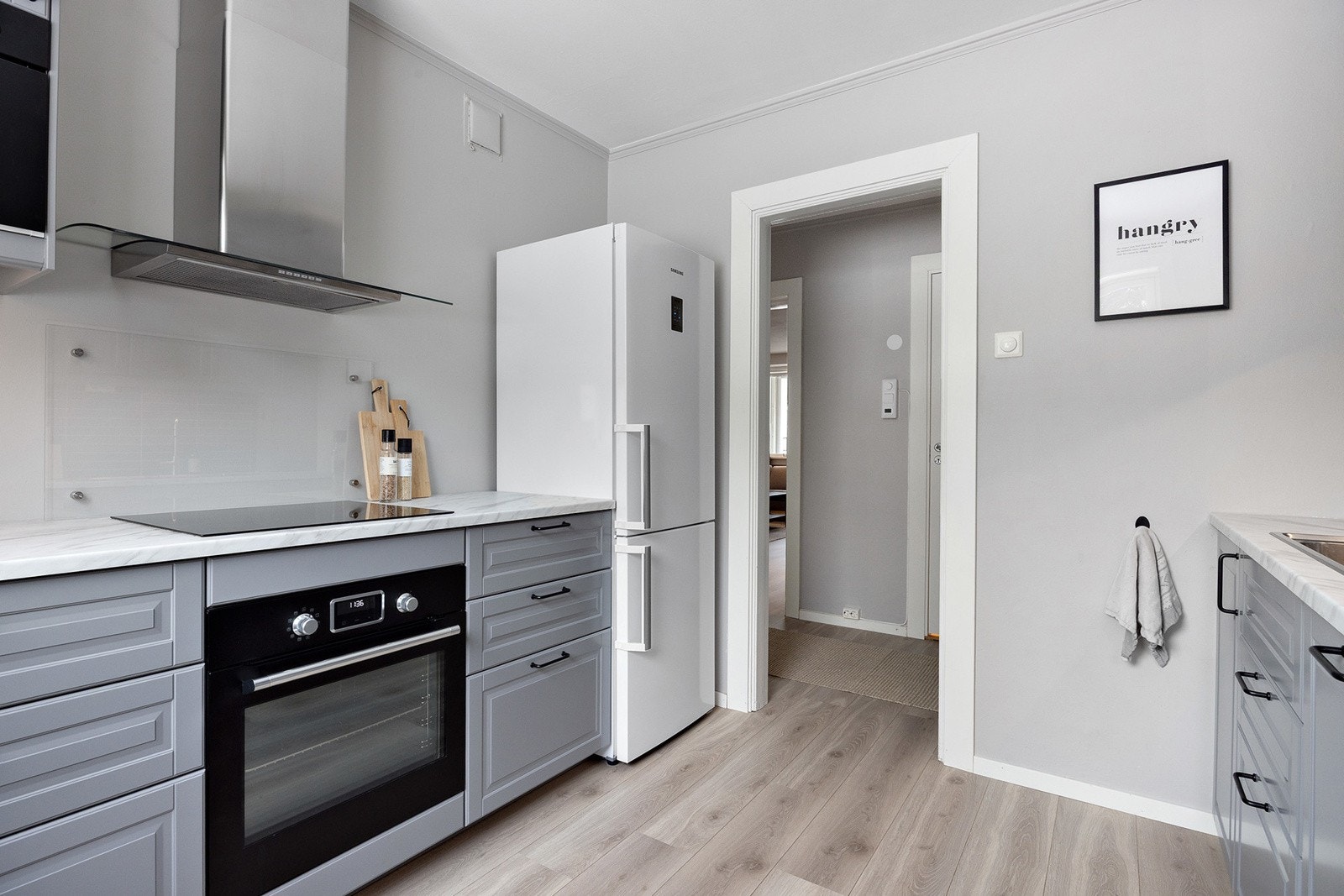 Integrert stekeovn, koketopp, mikroovn og oppvaskmaskin Galleribilde