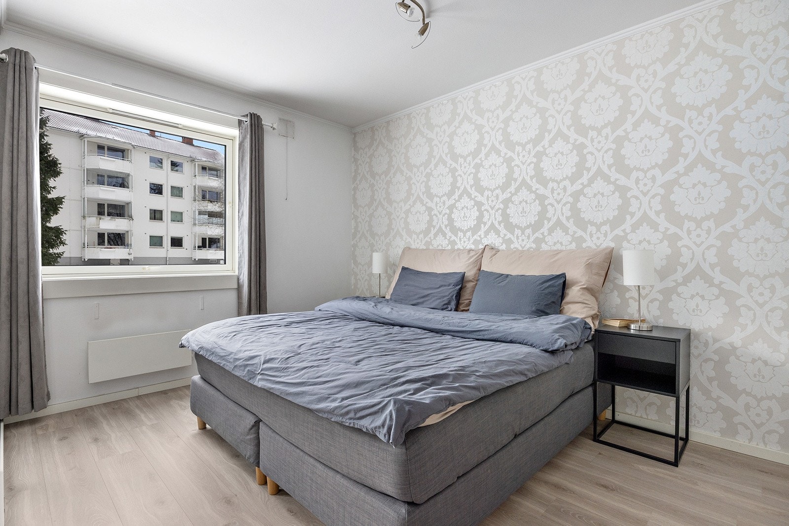 Hovedsoverommet har plass til stor dobbeltseng og nattbord Galleribilde