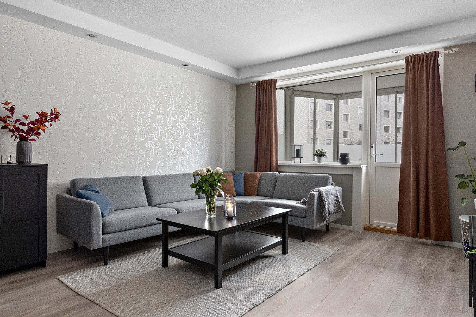 Lys og romslig stue med gode møbleringsmuligheter Galleribilde