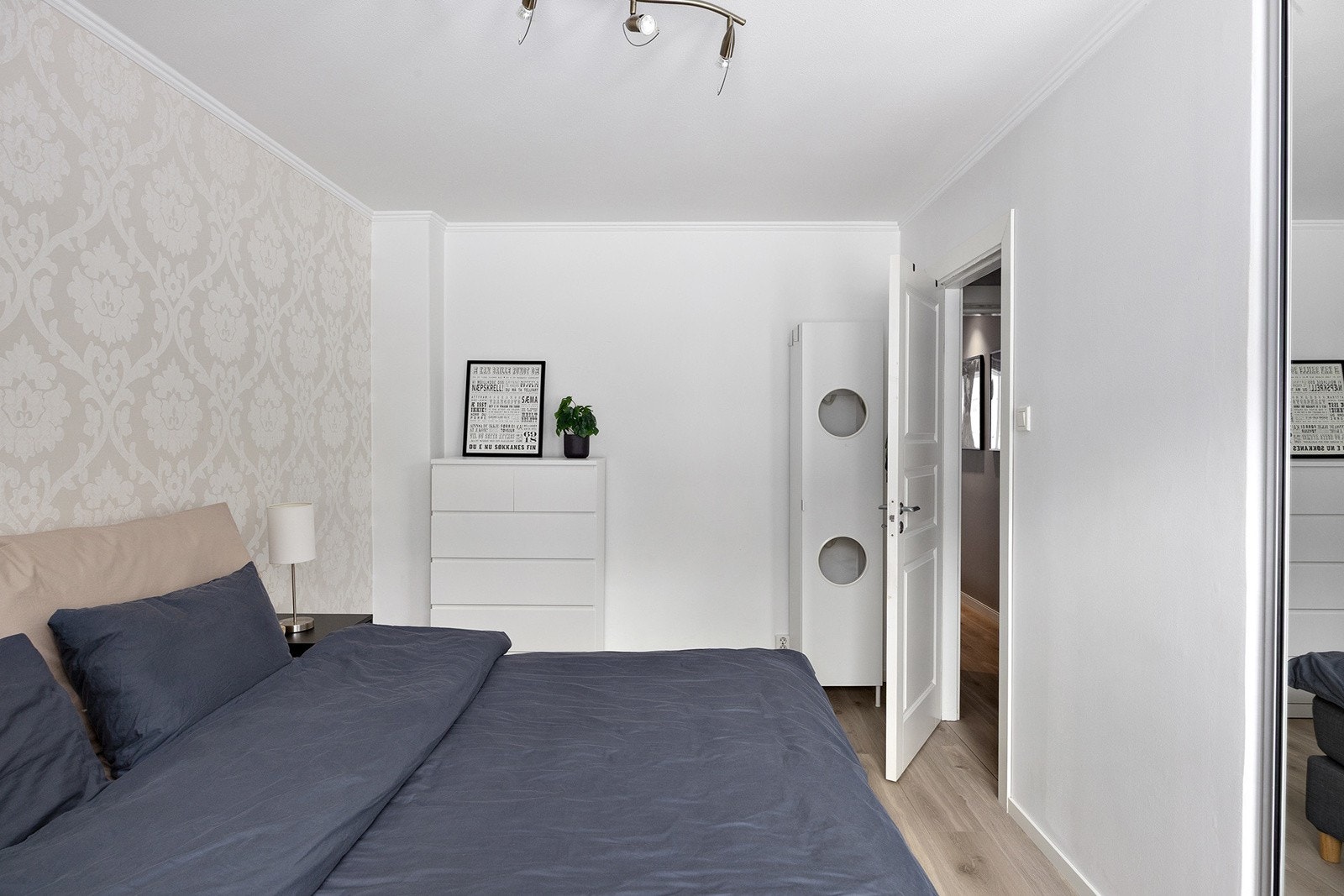 Vindu ut mot fellesarealer Galleribilde