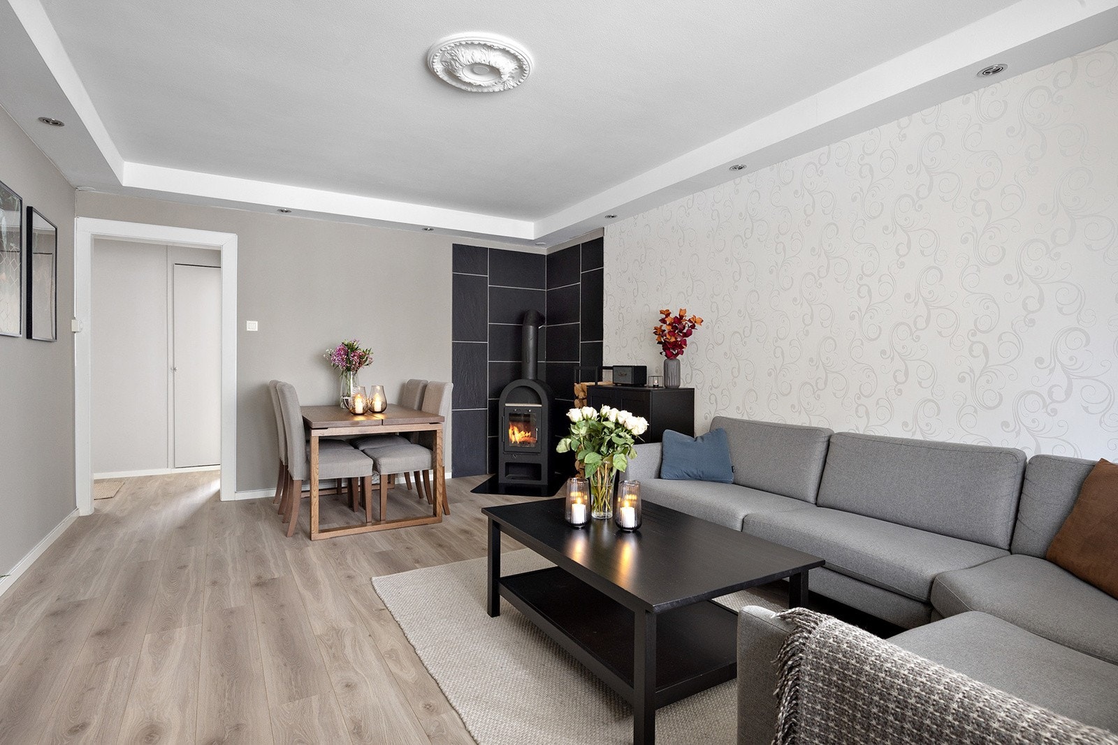 Fin plass til sofagruppe, tv-møbler og stort spisebord. Galleribilde