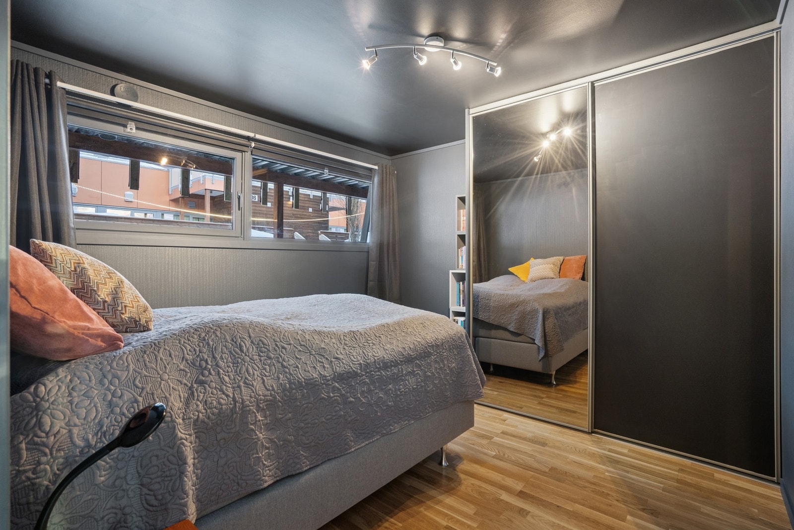 Soverom med skyvedørsgarderobe Galleribilde