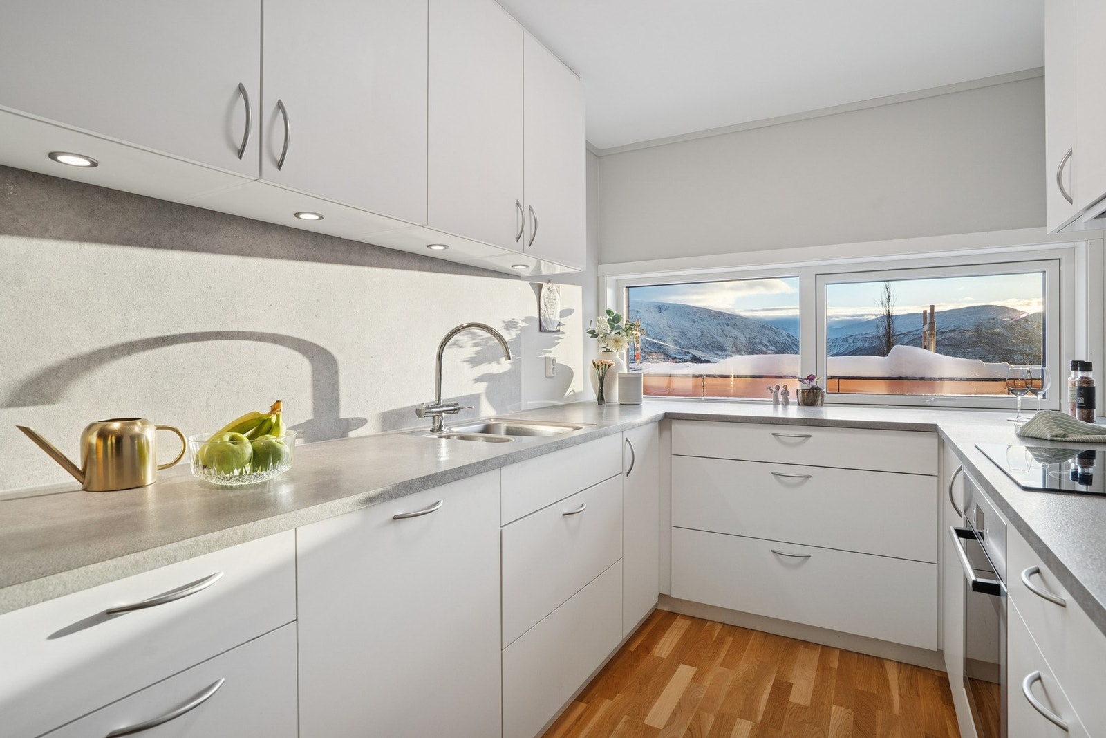 Kjøkken med god plass i skuffer og skap Galleribilde