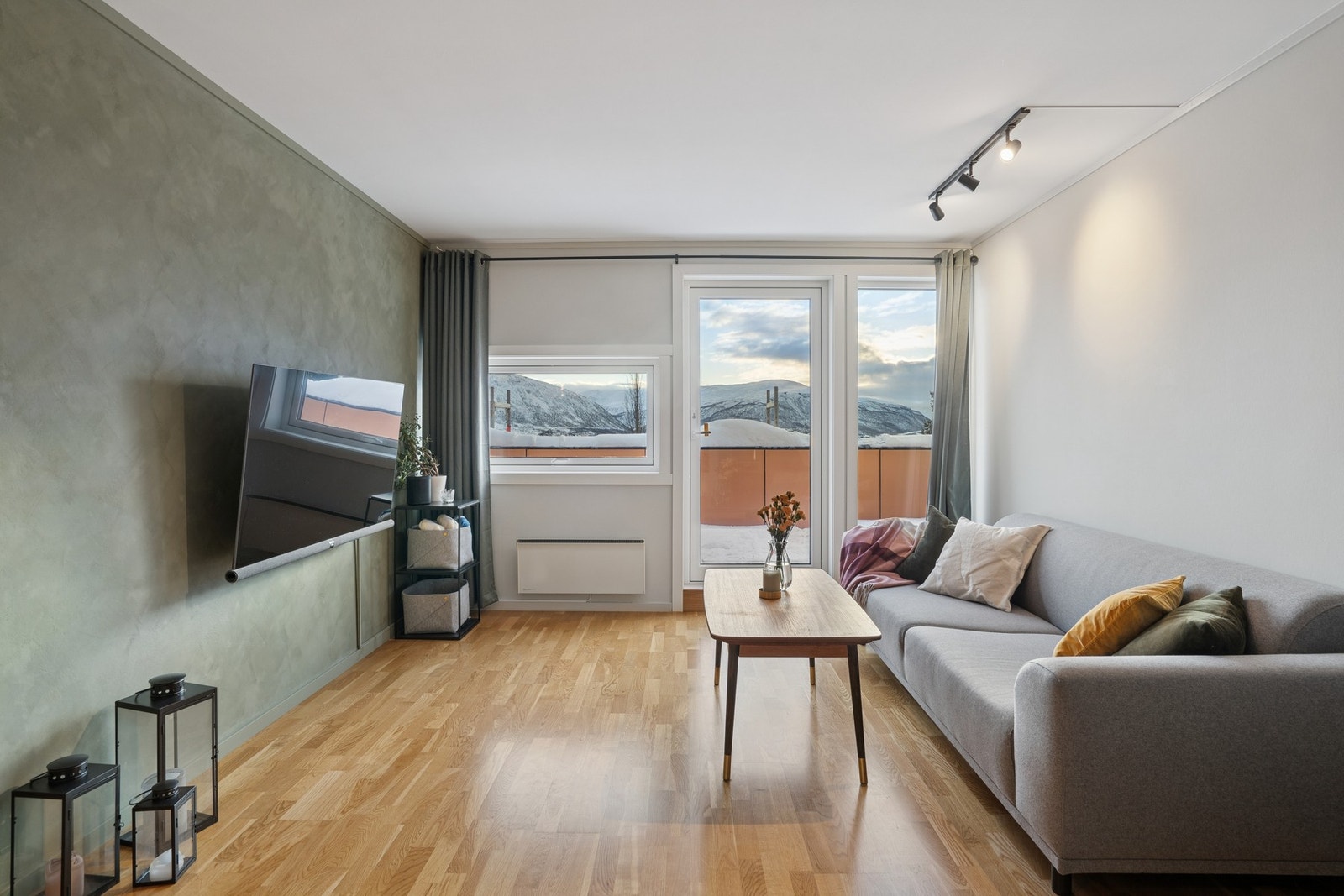 Det er lagt parkett på stue, kjøkken gang og soverom i 2016 Galleribilde