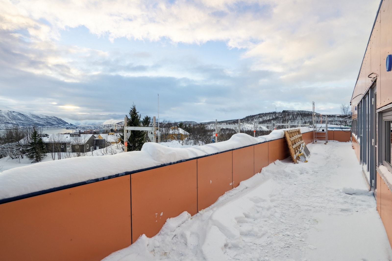 Balkong med fantastisk utsikt. Det vil komme opp skillevegg til nabo på begge sider Galleribilde