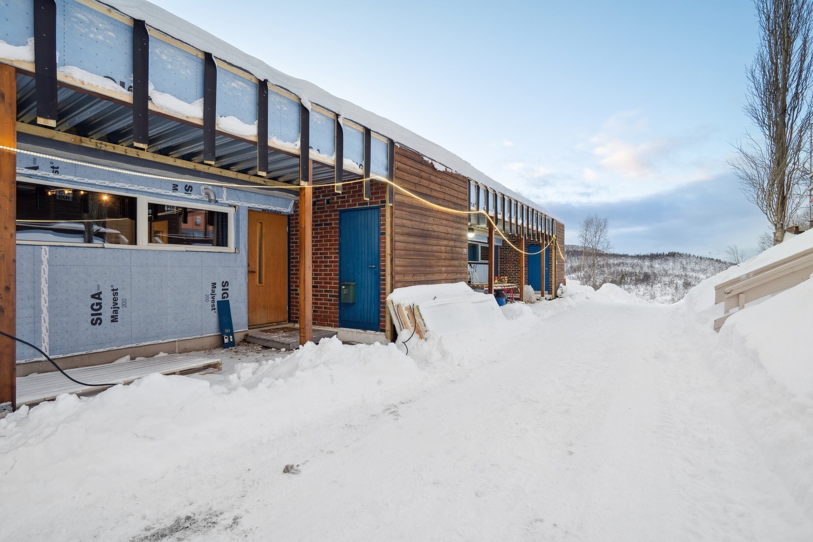 Boligen er oppgradert med ny kledning og vinduer, utvidet balkong og forlenget tak over inngangspartiet - alt for å gi et moderne uttrykk og bedre funksjonalitet Galleribilde