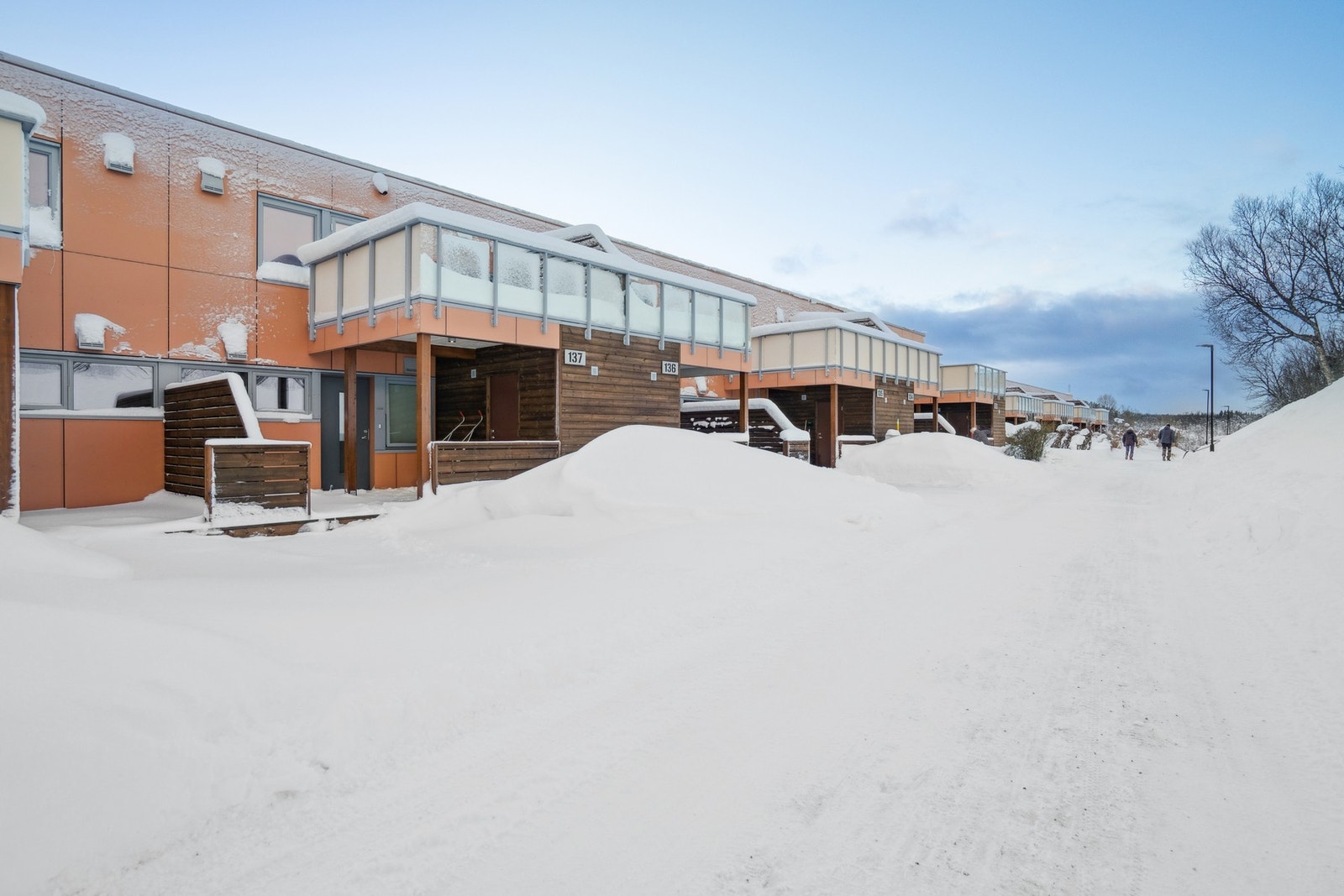 Leiligheten har veranda i front og vestvendt markterrasse ved inngangen Galleribilde