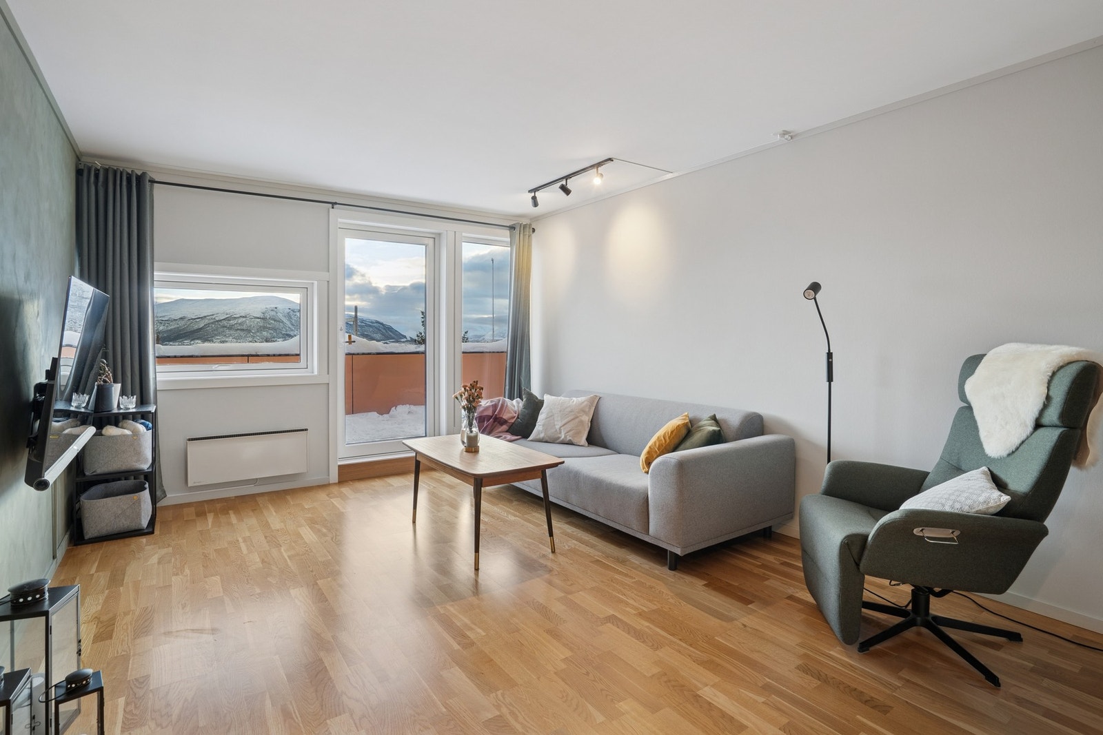 Stue med store vindusflater som gir godt med lysinnslipp Galleribilde