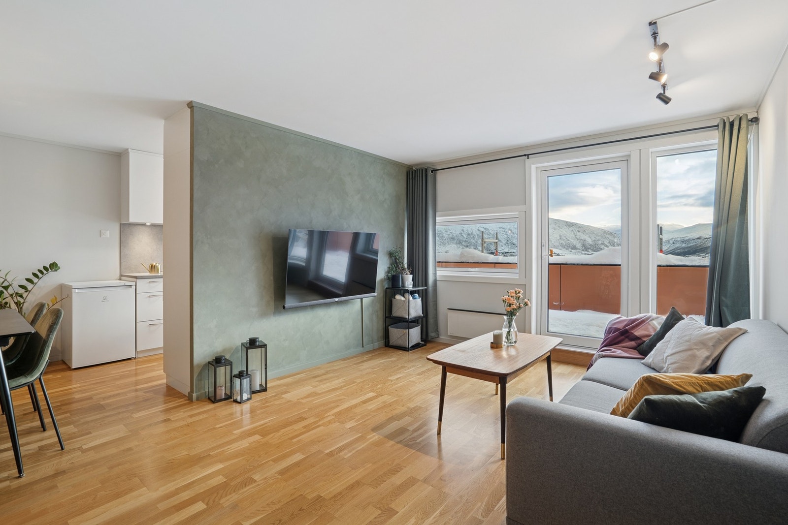 Velkommen til Rundvannet 80-
En lys og moderne 2-roms leilighet med herlig utsikt, stor veranda og parkering i garasje Galleribilde