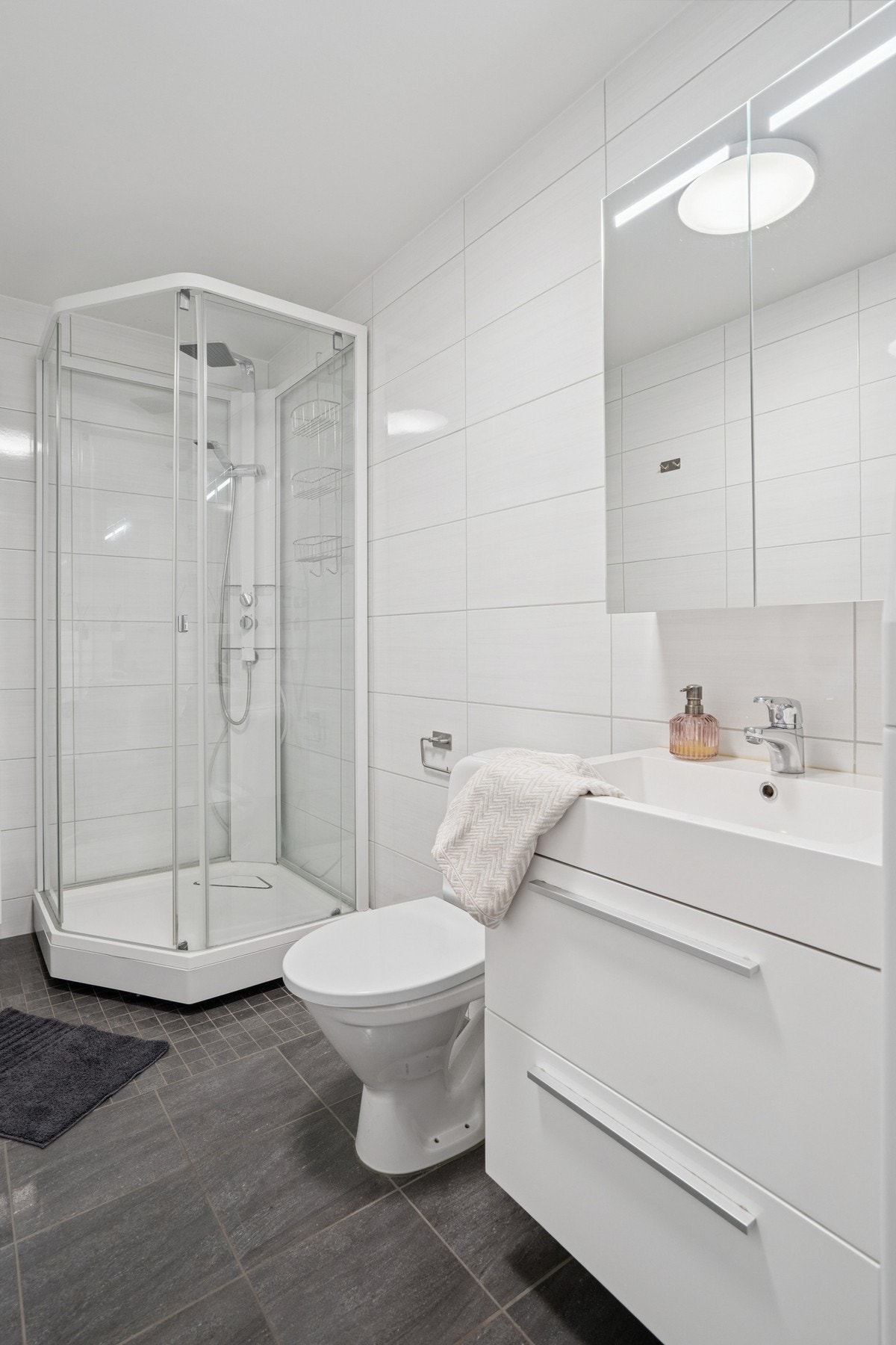 Flislagt bad med gulvvarme Galleribilde