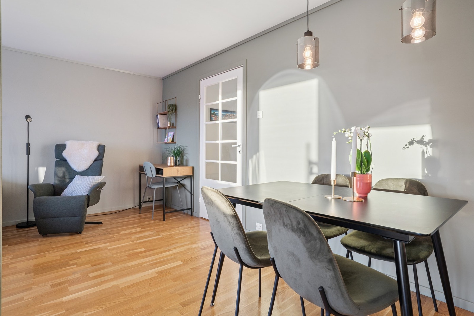 Stue med god plass til spisebord Galleribilde