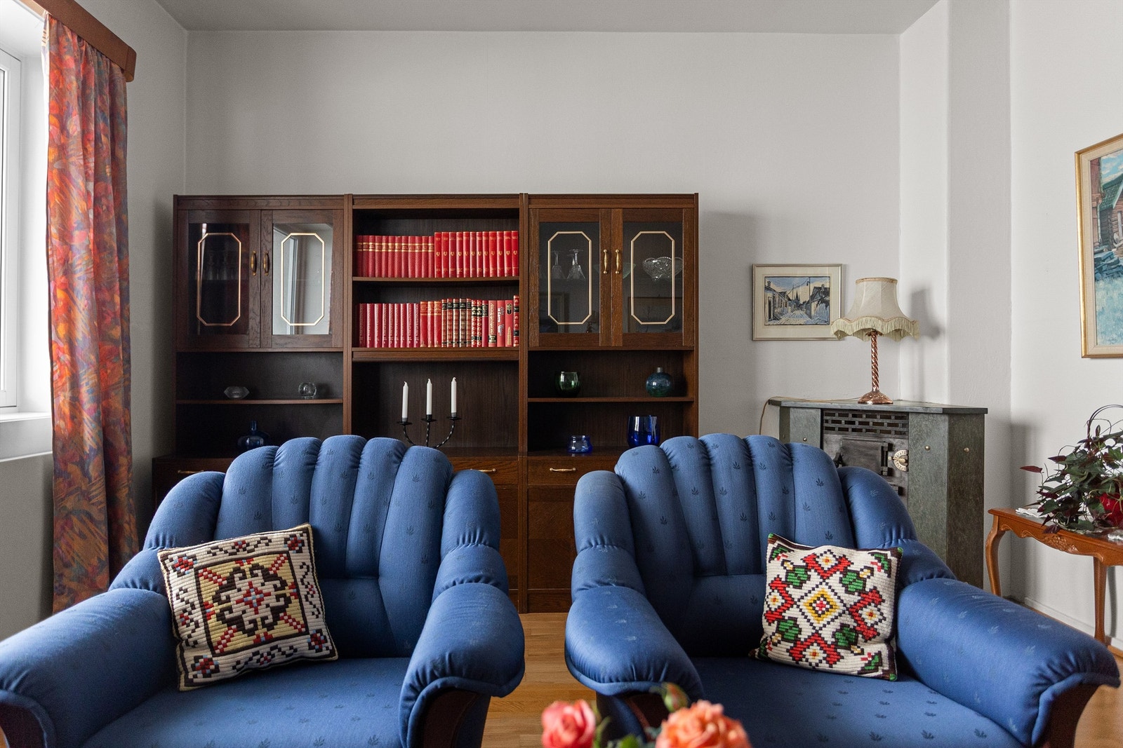 Rommet har direkte utgang til balkong, som gir en fin forlengelse av oppholdsrommet. Galleribilde