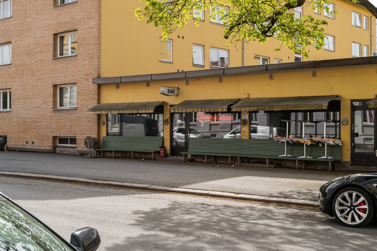 Det er også gangavstand til Grünerløkka og Torshov med et rikt utvalg av kaféer og restauranter, her ved den populære baren Bruun-Larsen. Galleribilde